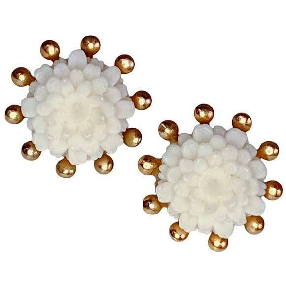 Vintage 1950s Thermoset White Floral Gold Tone Stud Earrings Petite Mid Century - Picture 1 of 10